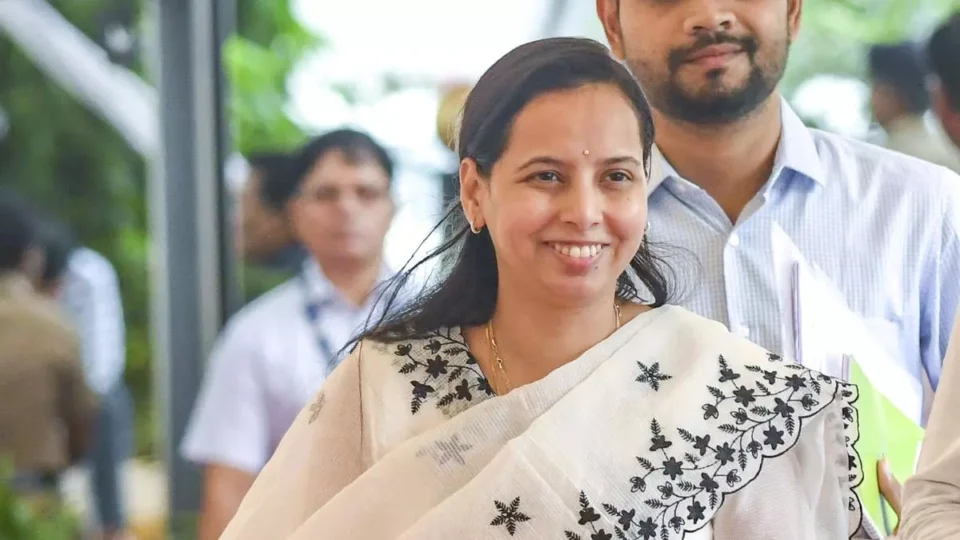 चार हजार लाडक्या बहिणींनी माघार घेतल्यानंतर मंत्री आदिती तटकरे म्हणाल्या, “सरकारी तिजोरी..