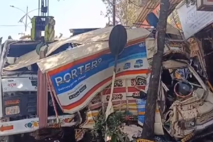 nine vehicles crushed in a collision between ready mixer vehicles in vijayanagar kalyan east