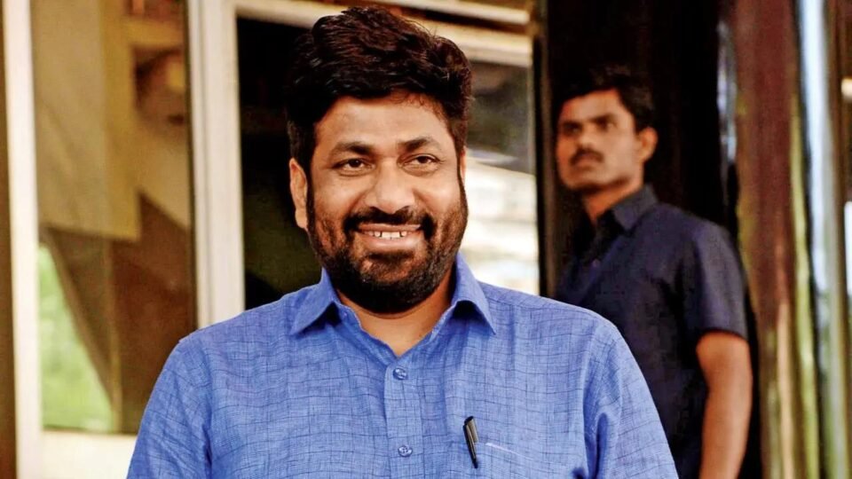 बच्चू कडू अ‍ॅक्शन मोडमध्ये! तीन नेत्यांच्या घरासमोर आंदोलन